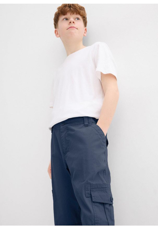 bonprix - Spodnie chłopięce 3/4 o luźnym kroju z czystej bawełny. Kolor: niebieski. Materiał: bawełna