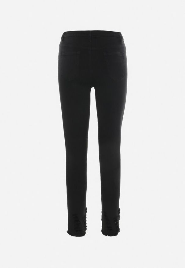 Born2be - Czarne Jeansy Skinny z Postrzępioną Nogawką Chiteli. Kolor: czarny