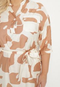 Born2be - Beżowa Sukienka z Wiskozą w Abstrakcyjny Wzór z Wiązanym Paskiem Ilanilia. Okazja: na co dzień. Typ kołnierza: dekolt w kształcie V. Kolekcja: plus size. Kolor: beżowy. Typ sukienki: dla puszystych. Materiał: wiskoza. Długość rękawa: krótki rękaw. Sezon: wiosna, lato. Styl: casual, elegancki #5