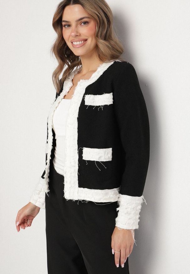 Born2be - Czarna Pudełkowa Marynarka Zdobiona Tłoczonymi Wstawkami Ransira. Okazja: na co dzień. Kolor: czarny. Materiał: jeans. Wzór: aplikacja. Styl: casual, elegancki