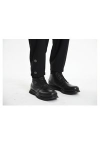 La Haine Inside Us Spodnie | 3M M1247 | Mężczyzna | Czarny. Okazja: na co dzień. Kolor: czarny. Materiał: wiskoza, poliamid. Wzór: aplikacja. Styl: casual, elegancki #5