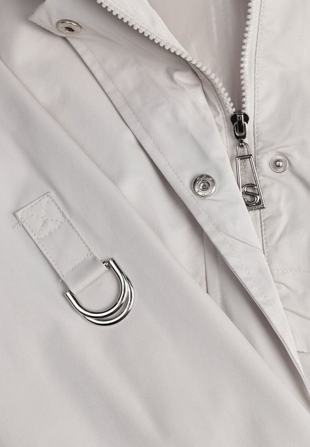 Renee - Beżowa Kurtka Przejściowa Typu Parka z Odpinanym Kapturem Ozdobiona Sznurkami Fallaiah. Okazja: na co dzień. Kolor: beżowy. Materiał: skóra. Wzór: aplikacja. Styl: casual