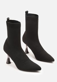 Renee - Czarne Wsuwane Botki Vices na Klepsydrzez Cyrkoniami Ashirria. Zapięcie: bez zapięcia. Kolor: czarny. Materiał: satyna, koronka, jeans. Wzór: aplikacja. Obcas: na obcasie. Wysokość obcasa: średni #6