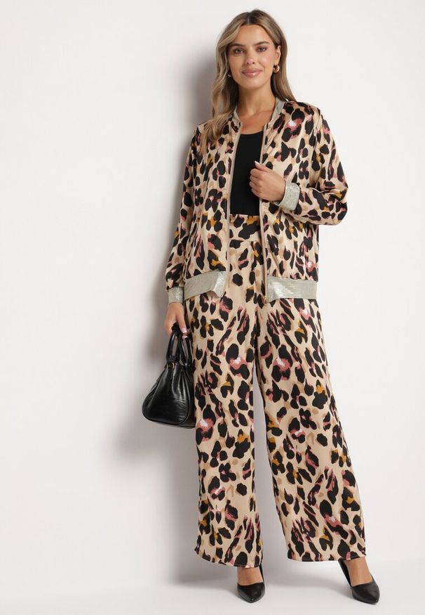 Born2be - Beżowo-Różowa Kurtka Bomberka w Panterkę ze Ściągaczami Irira. Okazja: na spacer, na co dzień. Kolor: beżowy. Materiał: jeans. Długość rękawa: długi rękaw. Długość: długie. Wzór: motyw zwierzęcy. Styl: elegancki, casual