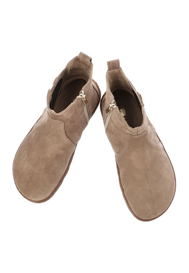 Botki damskie Barefoot Armodo, płaska podeszwa i welurowe zapinane na zamek, złote, 30074-W. Okazja: na co dzień. Zapięcie: zamek. Kolor: brązowy. Materiał: welur. Wzór: aplikacja. Obcas: na płaskiej podeszwie. Styl: casual, elegancki