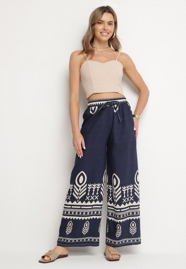 Born2be - Granatowe Wiskozowe Spodnie o Szerokim Kroju z Etnicznym Wzorem Mileldi. Okazja: na co dzień. Stan: podwyższony. Kolor: niebieski. Materiał: wiskoza. Styl: casual, elegancki