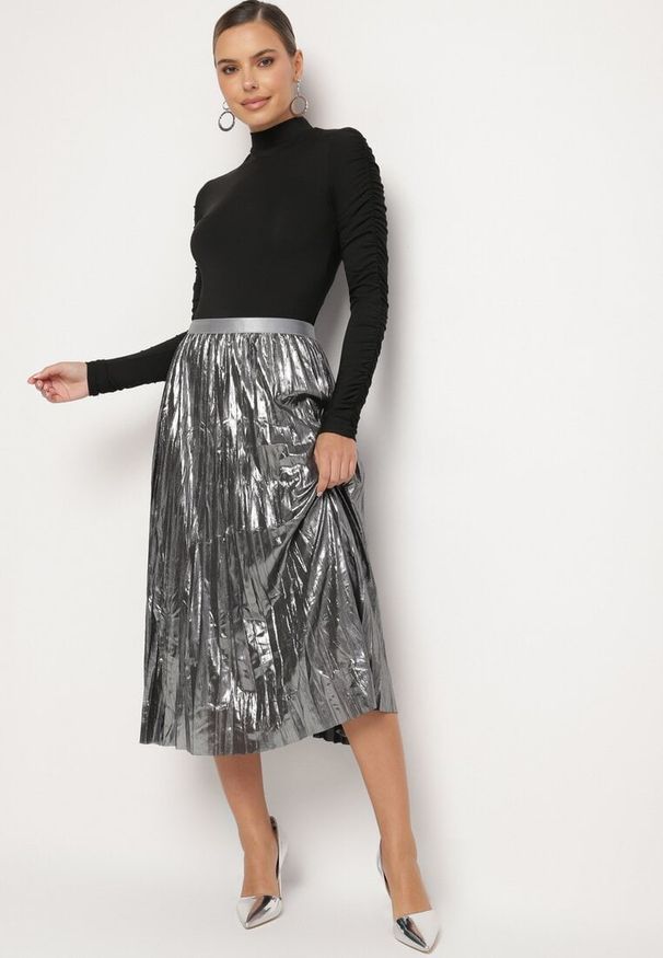 Born2be - Srebrna Spódnica Plisowana z Gumką w Talii Zdobiona Metaliczną Nicią Rinmira. Okazja: na co dzień. Kolor: srebrny. Wzór: aplikacja. Styl: elegancki, casual