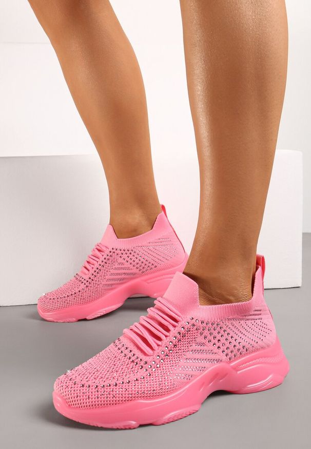 Renee - Fuksjowe Sneakersy na Płaskiej Podeszwie Ozdobione Cyrkoniami i Wykończone Perforacją Quilila. Okazja: na spacer. Nosek buta: okrągły. Kolor: różowy. Wzór: aplikacja. Sezon: lato, wiosna. Obcas: na płaskiej podeszwie. Sport: turystyka piesza