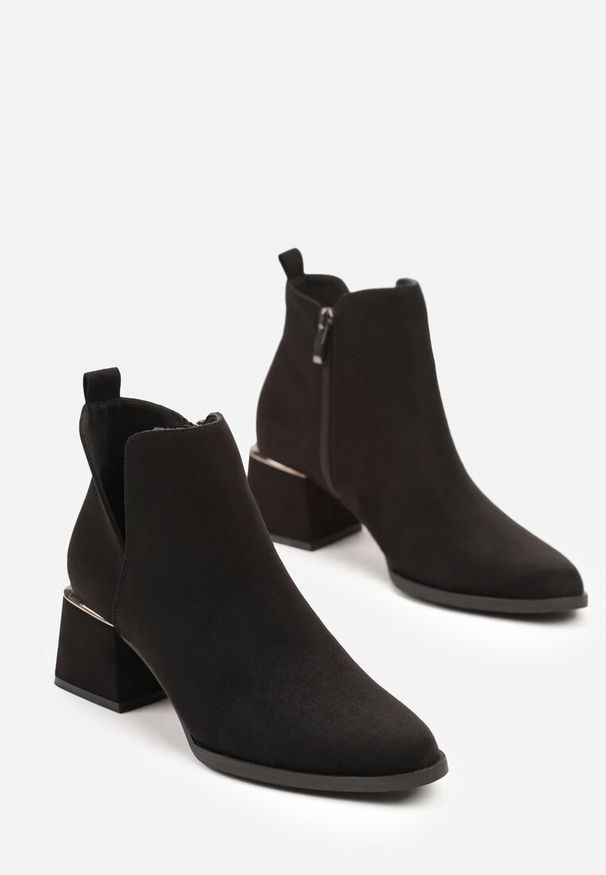 Renee - Czarne Botki na Słupku z Wycięciem i Metaliczną Ozdobą Lorethra. Okazja: na co dzień, do pracy, na spotkanie biznesowe. Kolor: czarny. Materiał: wełna, jeans. Wzór: aplikacja. Sezon: zima, jesień. Obcas: na słupku. Styl: biznesowy, klasyczny, casual, elegancki