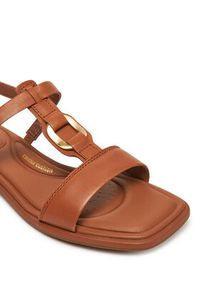 Clarks Sandały Ariany Sling 26181242 Brązowy. Kolor: brązowy. Materiał: skóra