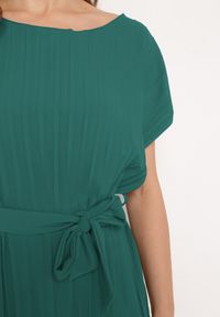 Born2be - Ciemnozielona Plisowana Sukienka z Paskiem w Talii Tiagena. Okazja: na imprezę. Kolor: zielony. Długość rękawa: krótki rękaw. Styl: elegancki #4