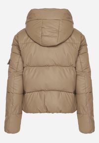 Born2be - Ciemnobeżowa Pikowana Kurtka Puffer z Kapturem i Ozdobnymi Taśmami Relania. Okazja: na co dzień, na spacer. Typ kołnierza: kaptur. Kolor: beżowy. Materiał: dzianina, poliester, skóra. Styl: casual #4