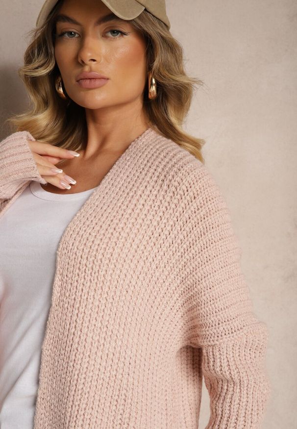 Renee - Jasnoróżowy Długi Kardigan Bez Zapięć z Obniżoną Linią Ramion i Kieszeniami Viatha. Okazja: na co dzień. Kolor: różowy. Materiał: jeans. Długość rękawa: na ramiączkach. Długość: długie. Styl: casual, elegancki