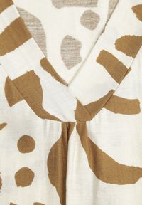 Born2be - Beżowa Pudełkowa Sukienka z Wiskozy z Dekoltem w Serek w Abstrakcyjny Wzór Cresom. Okazja: na co dzień. Typ kołnierza: dekolt w serek. Kolekcja: plus size. Kolor: beżowy. Materiał: wiskoza. Sezon: lato. Typ sukienki: dla puszystych, proste. Styl: casual #3