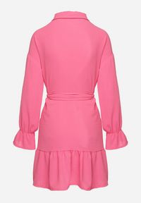 Born2be - Różowa Koszulowa Sukienka z Wiązanym Paskiem Stevania. Kolor: różowy. Materiał: materiał. Typ sukienki: koszulowe. Długość: mini #7