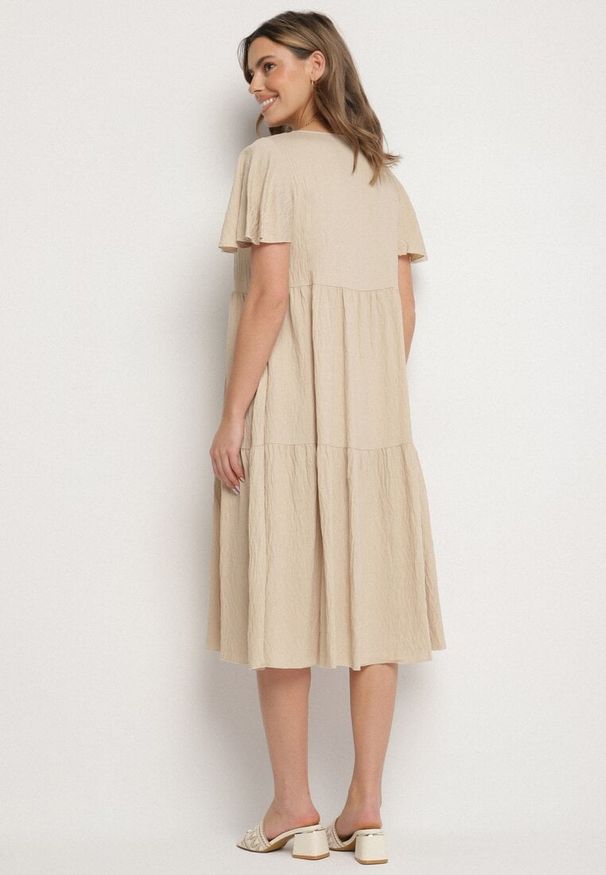 Born2be - Jasnobeżowa Wiskozowa Sukienka Rozkloszowana z Dekoltem V Natilenia. Okazja: na co dzień. Kolor: beżowy. Materiał: wiskoza. Styl: klasyczny, casual, elegancki