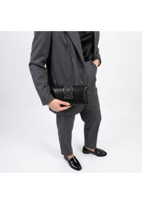 Torebka damska Menbur, kopertówka wykonana z wysokiej jakości materiału gładki elegancki fason ozdobne zapięcie, czarna, AMB0101. Kolor: czarny. Wzór: gładki. Styl: elegancki. Rodzaj torebki: na ramię #9