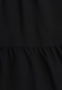 Born2be - Czarna Rozkloszowana Sukienka z Falbankami Zapinana przy Szyi Rettesa. Okazja: na co dzień. Typ kołnierza: kołnierz z falbankami. Kolor: czarny. Materiał: wiskoza. Sezon: lato. Styl: casual, elegancki #7