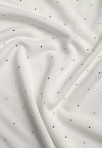 Born2be - Biała Bluzka z Cyrkoniami i Dekoltem w Łódkę Saloriel. Okazja: na co dzień. Kolor: biały. Materiał: poliester, skóra, jeans. Wzór: aplikacja. Styl: casual, wizytowy #8