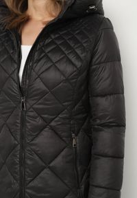 Born2be - Czarna Długa Pikowana Kurtka z Kapturem Sisilara. Okazja: na co dzień, na spacer. Typ kołnierza: kaptur. Kolor: czarny. Długość: długie. Sezon: zima, jesień. Styl: klasyczny, casual, elegancki #5