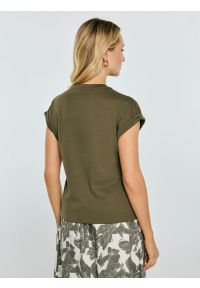 Big-Star - Koszulka damska z podwijanym rękawem khaki Adela 303. Kolor: zielony. Materiał: dzianina, żakard. Długość rękawa: krótki rękaw. Długość: krótkie. Wzór: jednolity. Styl: klasyczny #4