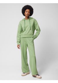 outhorn - Spodnie dresowe z szerokimi nogawkami damskie Outhorn - zielone. Stan: podwyższony. Kolor: zielony. Materiał: dresówka. Wzór: ze splotem, gładki