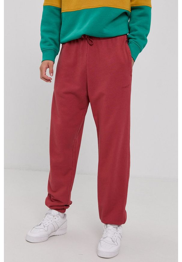 Levi's® - Levi's - Spodnie. Okazja: na co dzień, na spotkanie biznesowe. Kolor: czerwony. Materiał: dzianina. Styl: biznesowy, casual