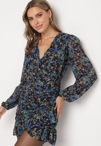 Born2be - Czarno-Niebieska Dopasowana Sukienka w Kwiaty z Marszczeniem i Falbankami Mirilia. Okazja: na co dzień. Typ kołnierza: kołnierz z falbankami. Kolor: czarny. Materiał: jeans. Wzór: kwiaty. Styl: casual #5