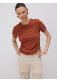 Reserved - T-shirt z modalem - miedziany. Kolor: brązowy. Materiał: dzianina #1