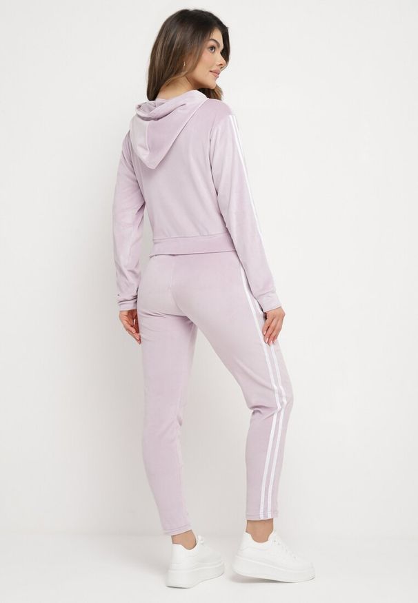 Born2be - Jasnofioletowy Welurowy Komplet Dresowy 2-Częściowy z Lampasami Bluza i Spodnie Atiriv. Kolor: fioletowy. Materiał: dresówka, welur