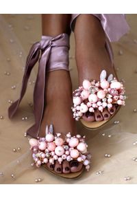 ELINA LINARDAKI - Różowe sandały Gloria. Nosek buta: okrągły. Zapięcie: pasek. Kolor: różowy, wielokolorowy, fioletowy. Materiał: satyna, materiał. Wzór: aplikacja. Sezon: lato