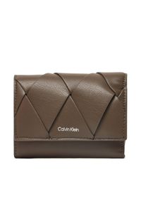 Calvin Klein Portfel damski Ck Woven Small Trifold K60K612953 Khaki. Kolor: brązowy. Materiał: skóra