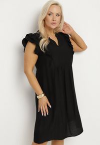 Born2be - Czarna Sukienka Pudełkowa z Bawełną i Trójkątnym Dekoltem Ozdobiona Falbankami Vikirva. Okazja: na co dzień. Typ kołnierza: kołnierz z falbankami. Kolekcja: plus size. Kolor: czarny. Wzór: aplikacja. Typ sukienki: dla puszystych, proste. Materiał: bawełna. Długość rękawa: długi rękaw. Styl: klasyczny, elegancki, casual