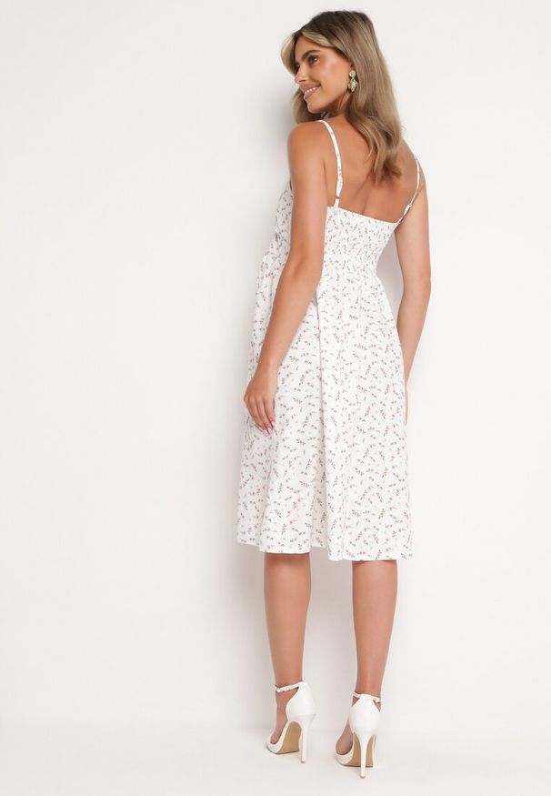 Born2be - Biało-Różowa Rozkloszowana Sukienka w Drobne Kwiaty na Cienkich Ramiączkach Reteri. Okazja: na randkę, na co dzień. Typ kołnierza: dekolt w kształcie V. Kolor: biały. Materiał: jeans. Długość rękawa: na ramiączkach. Wzór: kwiaty. Styl: casual