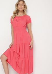 Born2be - Różowa Sukienka o Rozkloszowanym Kroju z Dekoltem Typu Łódka Miranea. Okazja: na co dzień. Kolor: różowy. Materiał: jeans. Typ sukienki: proste, rozkloszowane. Styl: klasyczny, casual #4