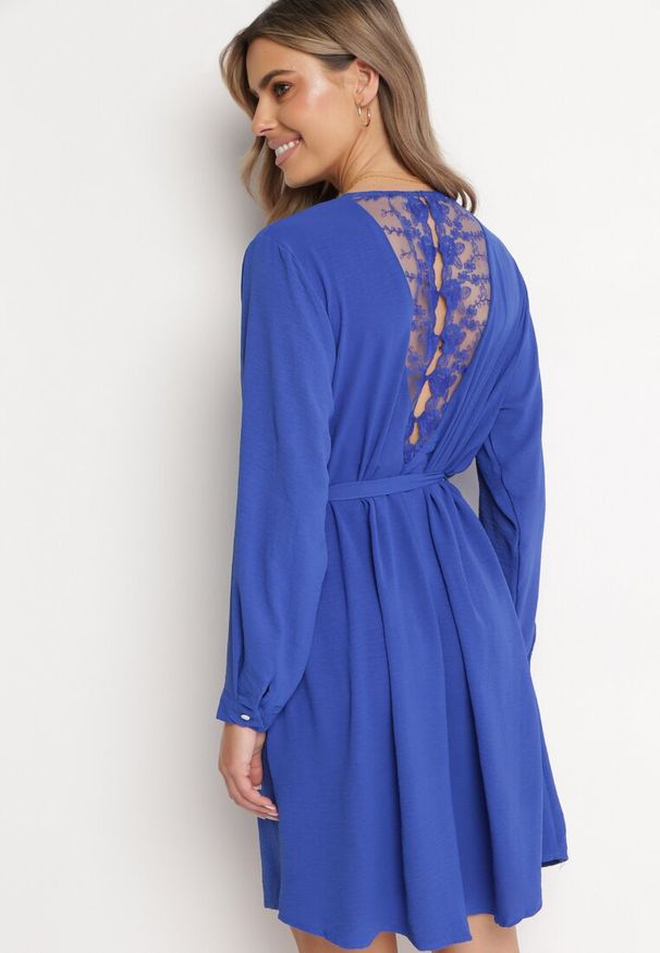 Born2be - Granatowa Sukienka Mini Rozkloszowana z Paskiem i Koronkową Wstawką Varanil. Okazja: na co dzień. Kolor: niebieski. Materiał: koronka. Styl: casual. Długość: mini