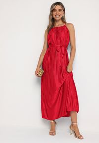 Born2be - Bordowa Plisowana Sukienka na Cienkich Ramiączkach Wiązana w Talii Virsea. Okazja: na co dzień. Kolor: czerwony. Materiał: jeans. Długość rękawa: na ramiączkach. Styl: casual #6