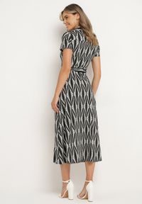 Born2be - Czarna Sukienka Koszulowa w Geometryczny Wzór Zapinana na Guziki z Materiałowym Paskiem Thilea. Okazja: na spotkanie biznesowe. Kolor: czarny. Materiał: materiał. Wzór: geometria. Typ sukienki: koszulowe. Styl: biznesowy #2