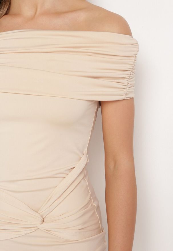 Born2be - Beżowa Sukienka z Wywiniętym Hiszpańskim Dekoltem o Dopasowanym Fasonie Piremia. Okazja: na co dzień. Kolor: beżowy. Materiał: tkanina, skóra. Długość rękawa: bez rękawów. Sezon: lato. Typ sukienki: proste, dopasowane. Styl: casual, klasyczny