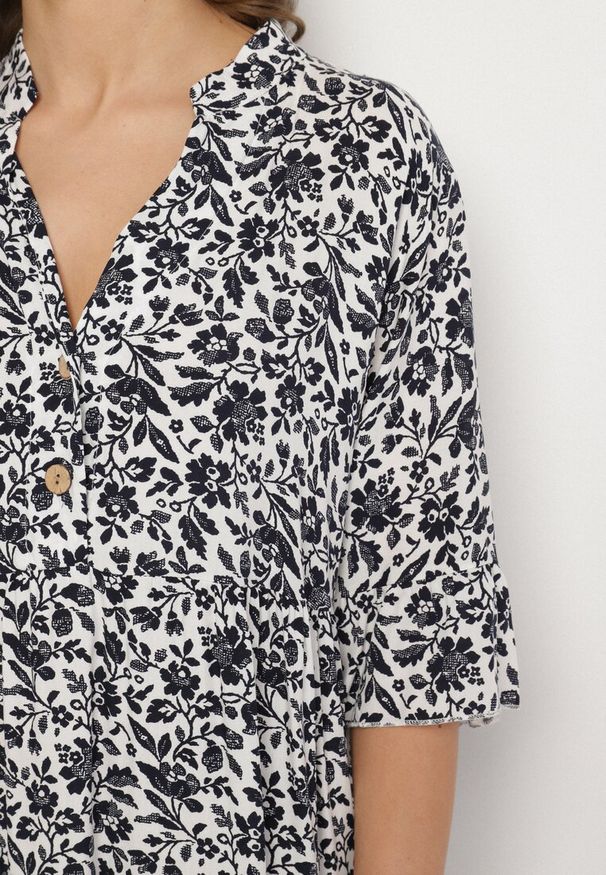 Born2be - Biało-Granatowa Bawełniana Sukienka w Kwiaty o Rozkloszowanym Kroju Jenaleira. Okazja: na co dzień. Typ kołnierza: dekolt w serek. Kolor: biały. Materiał: bawełna. Długość rękawa: krótki rękaw. Wzór: kwiaty. Styl: casual, klasyczny