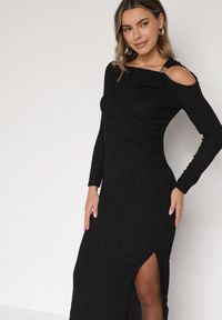 Born2be - Czarna Dopasowana Sukienka z Metaliczną Ozdobą na Ramieniu Reilara. Kolor: czarny. Wzór: aplikacja. Styl: elegancki #3