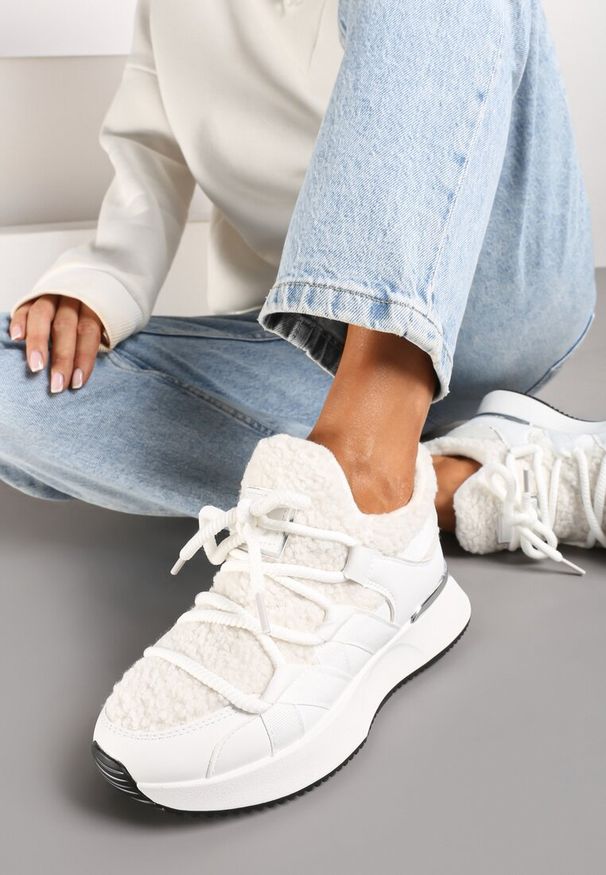 Born2be - Białe Sneakersy z Futerkiem Typu Baranek na Grubej Podeszwie Zinithara. Zapięcie: sznurówki. Kolor: biały. Materiał: futro. Wzór: aplikacja