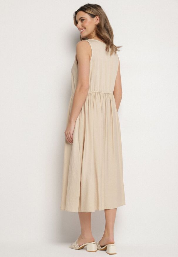 Born2be - Beżowa Wiskozowa Sukienka o Rozkloszowanym Kroju z Guzikami Natesana. Okazja: na spacer, na co dzień. Kolor: beżowy. Materiał: wiskoza. Typ sukienki: proste. Styl: casual