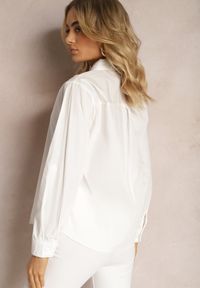Renee - Biała Klasyczna Koszula z Długimi Rękawami z Możliwością Podwinięcia Brennadia. Kolor: biały. Materiał: materiał. Długość rękawa: długi rękaw. Długość: długie. Wzór: gładki. Styl: klasyczny #5