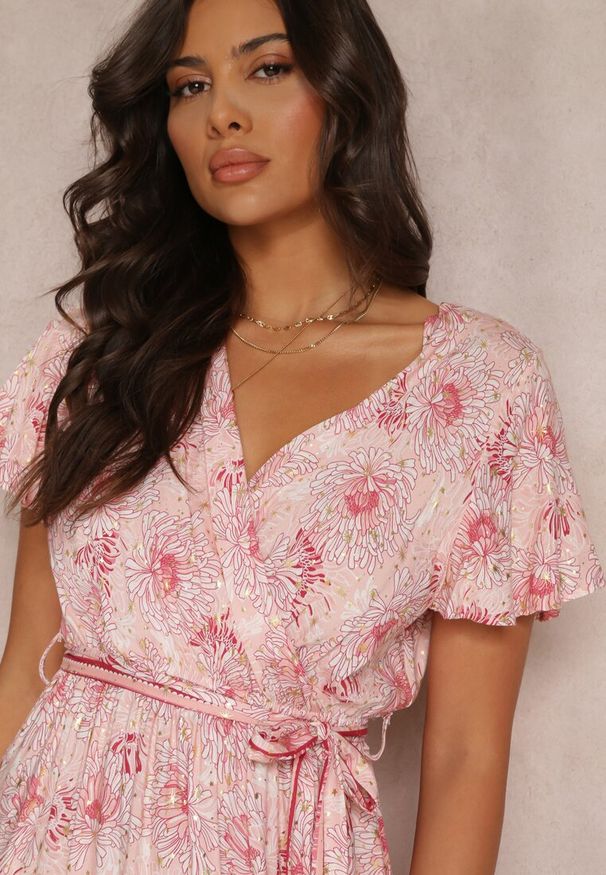 Renee - Jasnoróżowa Wiskozowa Sukienka z Metalicznym Wzorem i Gumką w Pasie Carinalia. Kolor: różowy. Materiał: wiskoza