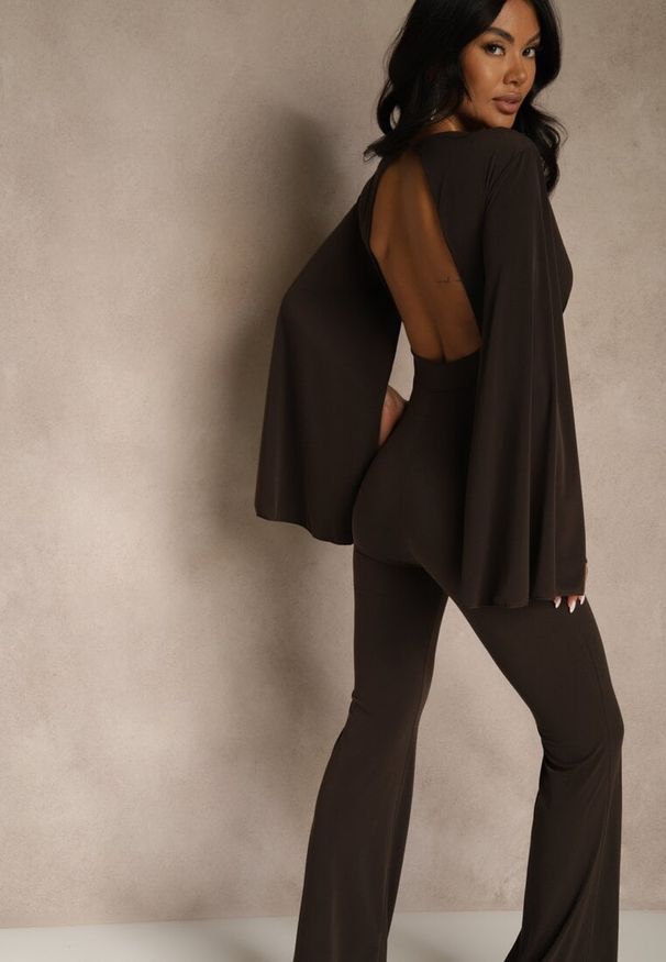Renee - Brązowy Dopasowany Kombinezon z Rozkloszowanymi Rękawami i Głębokim Dekoltem Andrika. Kolor: brązowy. Styl: street