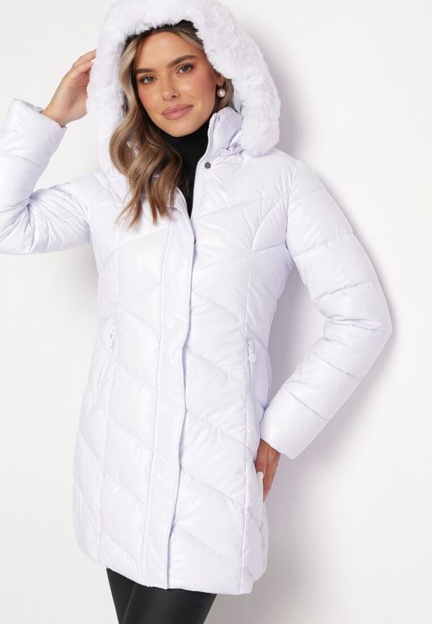 Born2be - Biała Pikowana Kurtka przed Kolano z Kapturem i Futerkiem Salasa. Typ kołnierza: kaptur. Kolor: biały. Materiał: futro. Długość: długie. Styl: elegancki