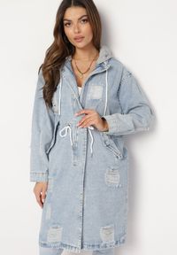 Born2be - Jasnoniebieska Bawełniana Kurtka Jeansowa o Wydłużonym Fasonie z Troczkiem w Pasie i Przetarciami Elenai. Okazja: na co dzień. Kolor: niebieski. Materiał: bawełna, jeans. Długość: długie. Styl: casual, elegancki, vintage #1