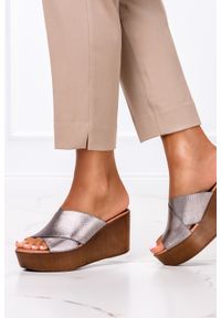 Oh My Sandals - Klapki na koturnie oh my sandals 3490/8. Kolor: srebrny. Obcas: na koturnie #1