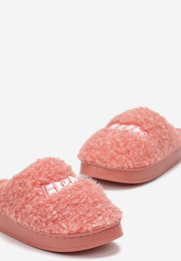 Born2be - Ciemnoróżowe Kapcie ze Sztucznego Futerka z Ozdobną Naszywką Valentillo. Kolor: różowy. Materiał: futro. Wzór: aplikacja. Obcas: na płaskiej podeszwie